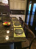 Chalet Ilaali a Petite Riviere St-Francois (Versant du Massif), avec ilot de cuisine et comptoirs en pierre naturelle irridescente de labradorite.