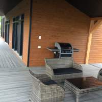 Aire de détente et BBQ sur la terrasse couverte au Chalet Ilaali dans Charlevoix.