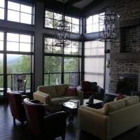 Grand salon et fenestration panoramique au sud, avec vue sur le Massif de Charlevoix..