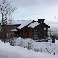 Même en hiver, le chalet Ilaali veille sur le St-Laurent et les paysages montagneux de Charlevoix