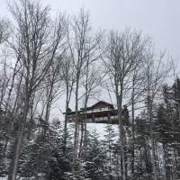 Vue du chalet Ilaali qui se mari bien aux paysages d'hiver du Versant du Massif.