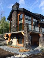 Escalier en pierres naturelles de Charlevoix, allant du rez-de-chaussée au rez-de-jardin.