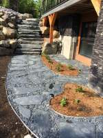 Pierres locales utilisées dans l’aménagement paysager, pour une allure harmonieuse avec Ia finition extérieure d’Ilaali à Petite Rivière St-François.