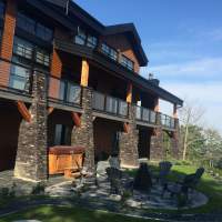 Chalet de prestige Ilaali dans Charlevoix, avec foyer au bois et SPA au rez-de-jardin face au St-Laurent.