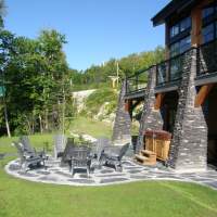Aire de détente au rez-de-jardin récemment aménagé, avec foyer au bois et SPA au Versant du Massif.