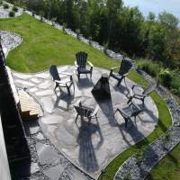 Aire de détente autour du foyer au bois à la sortie du SPA au rez-de-jardin, pour profiter de la vue des paysages de Charlevoix.