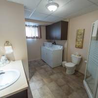 SALLE DE BAIN DU BAS - DOUCHE ET LAVAGE