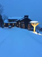 Ilaali illuminé au crépuscule, après une belle journée de ski au Massif de Charlevoix.