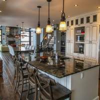 Chalet Ilaali près du Massif de Charlevoix, avec aire ouverte de la cuisine au salon.