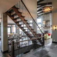 Chalet Ilaali a Petite Riviere St-Francois, Charlevoix, avec hall d'entrée de prestige menant au salon fenestré.