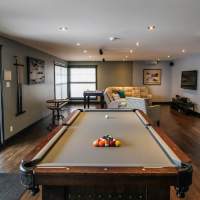 Chalet Ilaali de Charlevoix, avec sa salle de jeux et mini-bar au rez-de-jardin.