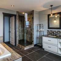 Hébergement prestigieux de tourisme au Chalet Ilaali dans Charlevoix, bain tourbillon et grande douche avec jets dans la chambre des maîtres.