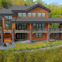 Facade sud d'Ilaali dans Charlevoix. Vue incomparable du Fleuve St-Laurent avec la fenestration aux 3 niveaux.