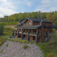 Ilaali avec son aménagement paysager, honorant la flore et géologie de la région de Charlevoix.