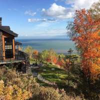 Couleurs automnales des érables autour du havre de repos qu'offre Ilaali.