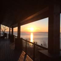 Lever du soleil sur le Fleuve St-Laurent, vu de la terrasse surélevée.