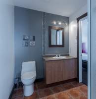 Salle de bain avec douche, accès au 2 chambres