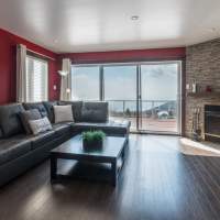 Salon avec foyer et vue magnifique sur le fleuve