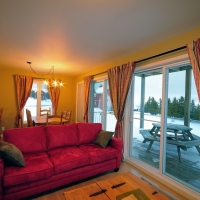 Salon Rez-de-chaussée, Chalet L'Évasion Spa à louer, Petite-Rivière-Saint-François, Charlevoix, Les Versants, Ski Le Massif