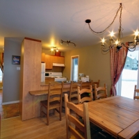 Cuisine et salle à dîner,  Rez-de-chaussée, Chalet L'Évasion Spa, Petite-Rivière-Saint-François, Charlevoix, Les Versants, Ski Le Massif