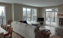 Salon de ce chalet à louer Petite-Rivière St-François