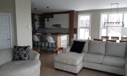 Salon de ce chalet à louer Petite-Rivière St-François