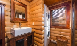 Salle de bain avec laveuse et sécheuse (étage cuisine)