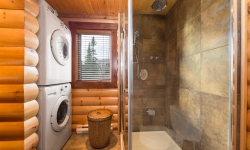 Salle de bain avec douche en verre et pommeau effet parapluie
