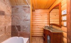 Salle de bain au rez-de-jardin