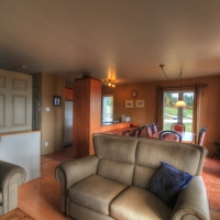 Air ouverte salon, cuisine et salle à dîner du rez-de-chaussée,  Le Pied de Vent à louer, Petite-Rivière-Saint-François, Charlevoix, Les Versants, Ski Le Massif