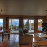 Air ouverte salon et salle à dîner du rez-de-chaussée,  Le Pied de Vent à louer, Petite-Rivière-Saint-François, Charlevoix, Les Versants, Ski Le Massif