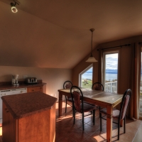 Air ouverte avec vue sur le fleuve, cuisine et salle à dîner du Loft,  Le Pied de Vent en location, Petite-Rivière-Saint-François, Charlevoix, Les Versants, Ski Le Massif
