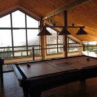 Mezzanine( vue)  , table de billard,  baby-foot,  télé 42