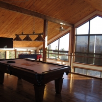 Mezzanine( vue)  , table de billard, air hockey, baby-foot,  télé 42"
