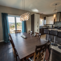 Salle à manger rassembleuse du chalet huppé du massif