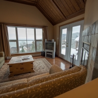 Salon de ce chalet à Chalevoix