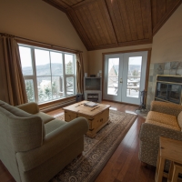 Salon de ce chalet à louer Petite-Rivière St-François