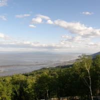 Vue du Chalet Ilaali à marée basse vers Petite Riviere St-Francois et le Massif.
