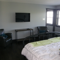 Hebergement au Chalet Ilaali dans Charlevoix, avec aire de lecture et TV Smart dans les chambres.